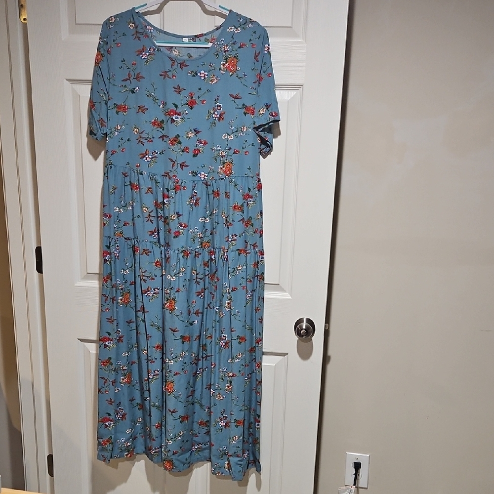 Chic Floral Midi Dress in Blue